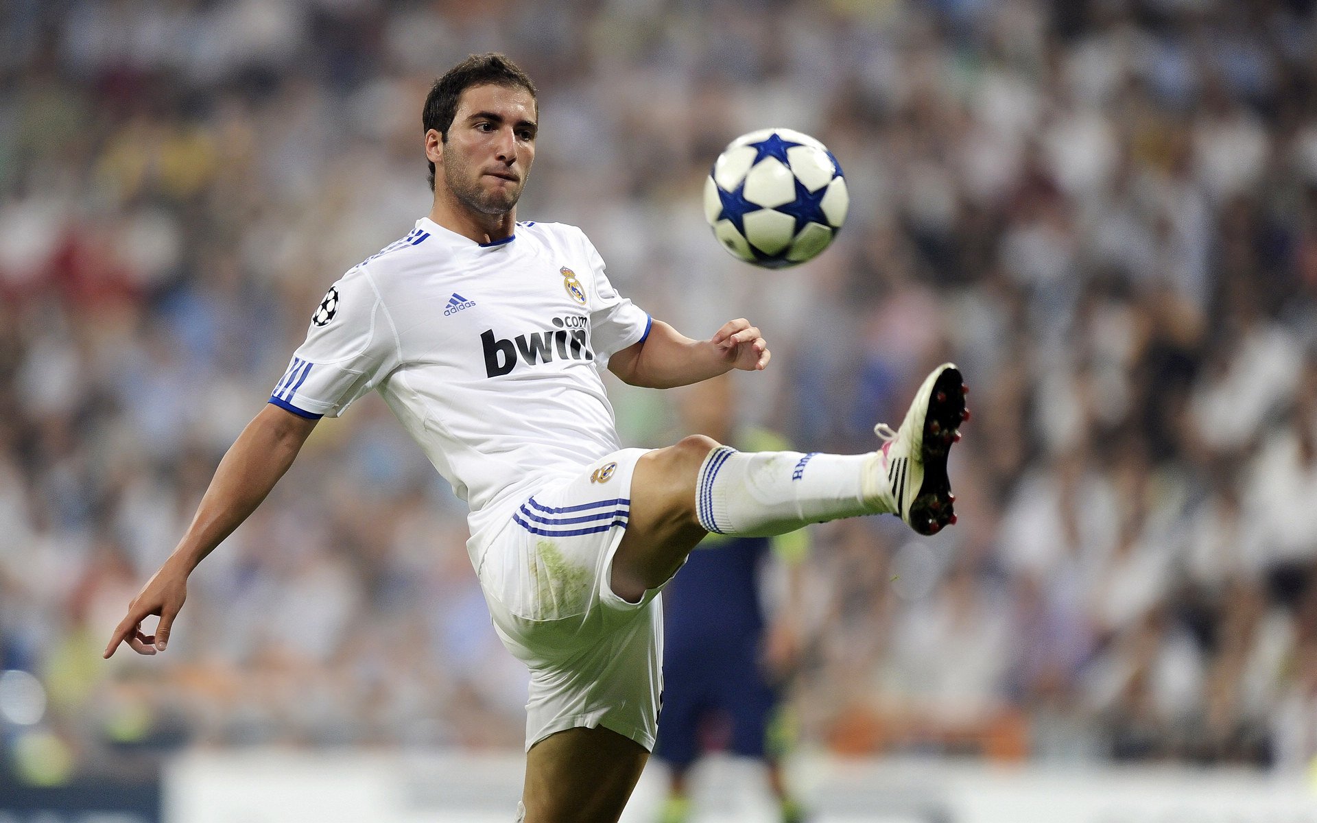 爱游戏赛事中心-中超联赛观众人数回升，球迷热情高涨，中超联赛 观众